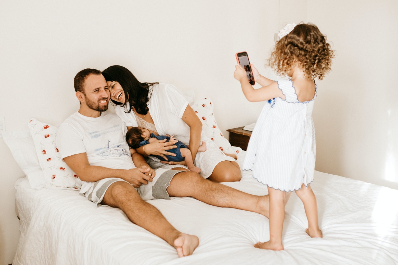 family 4 on bed