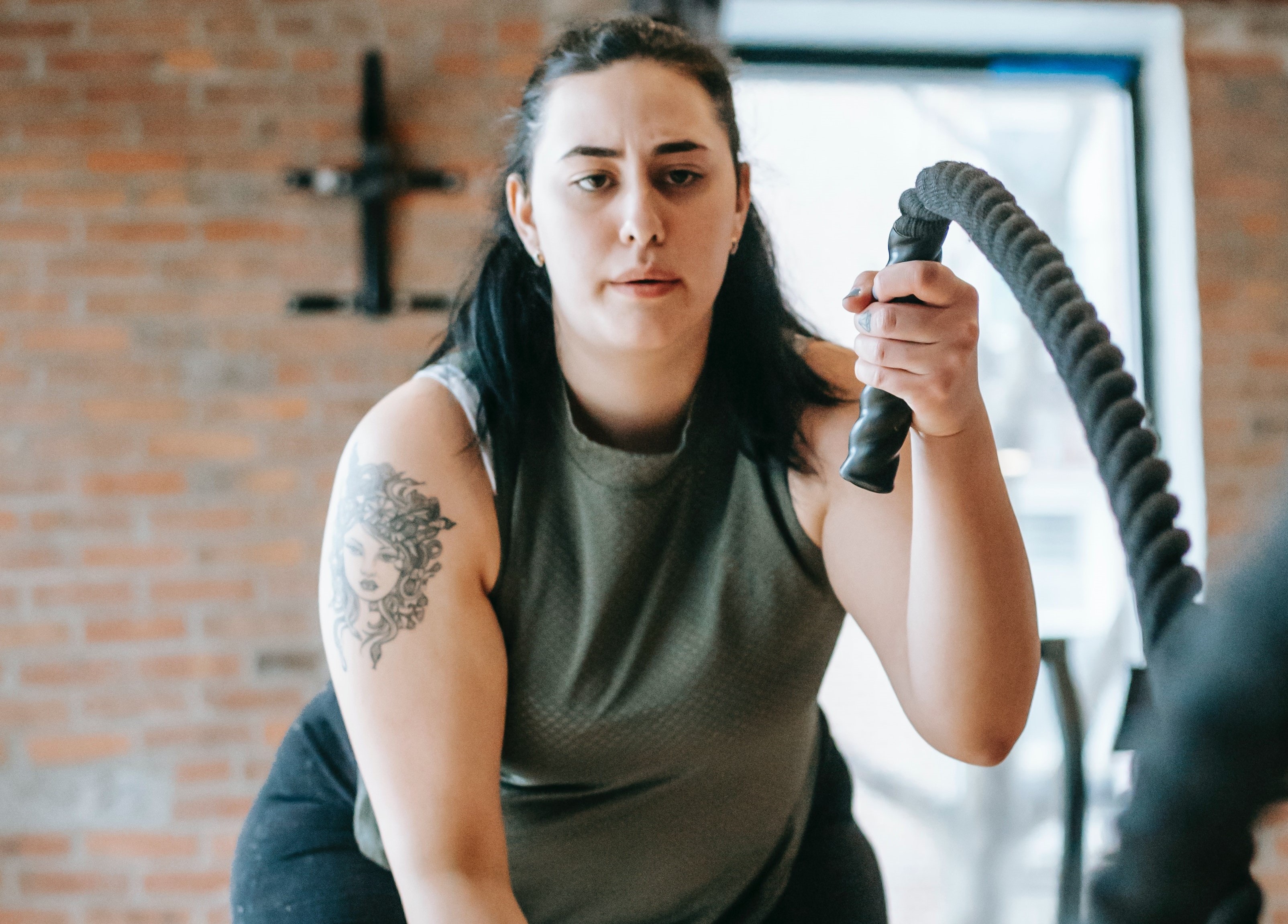 woman exercising battle ropes